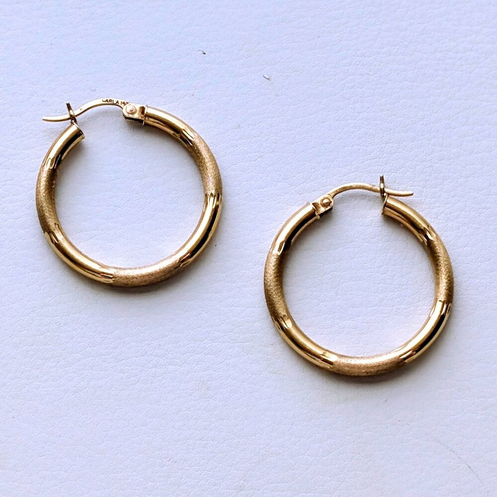 Vintage Designer CARLA Solid 14K Yellow Gold Diamond Cut Hoop Earrings